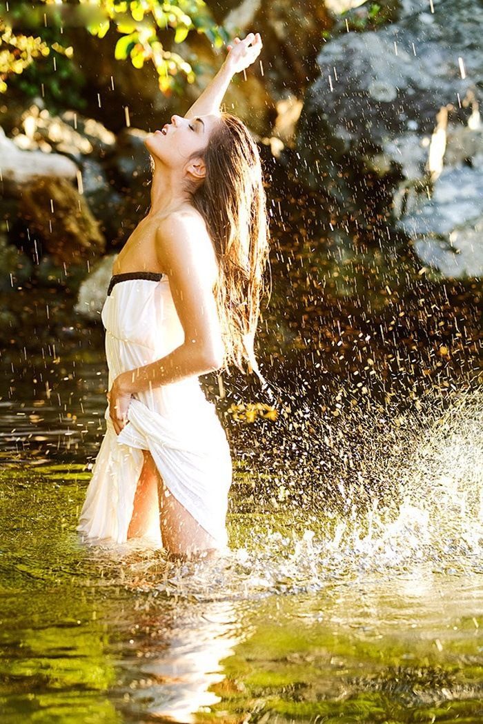 Marie Avgeropoulos in Ezhou