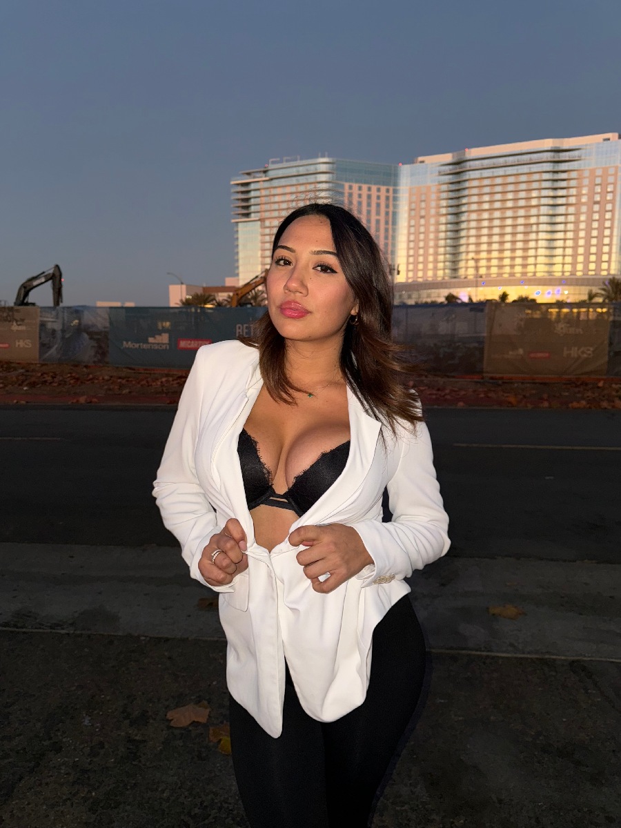 Take a pause and enjoy Ali Cruz — streaming from Ezhou