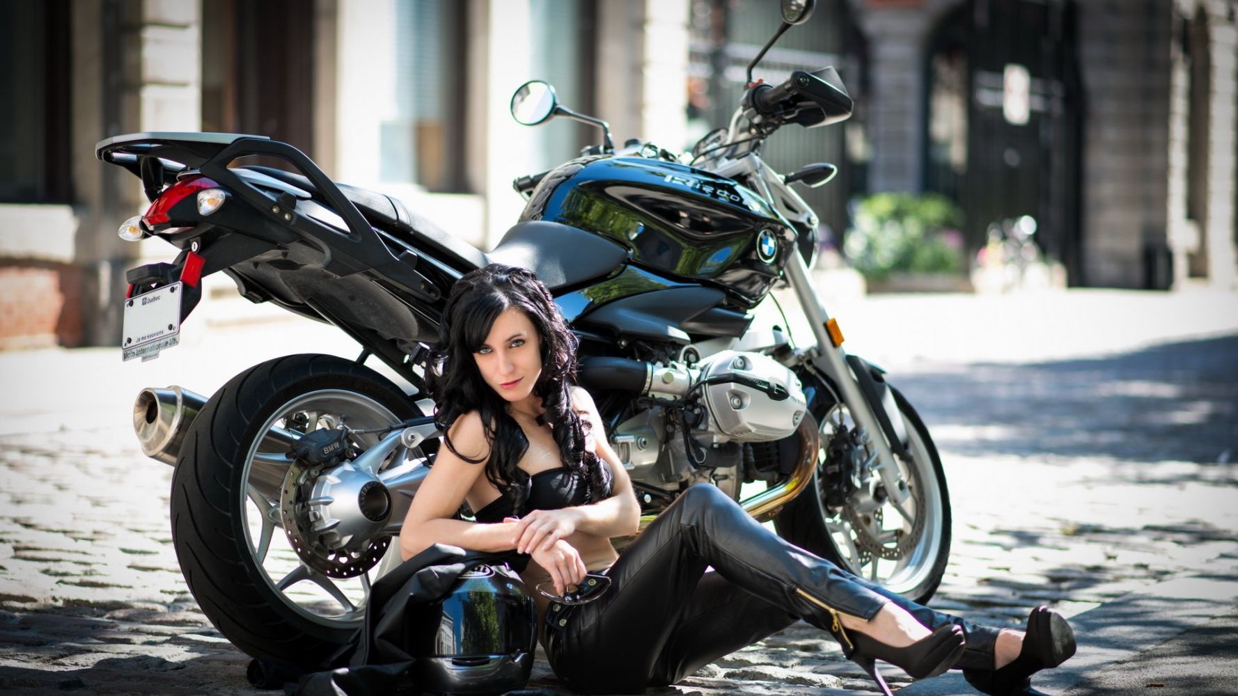 European women on bikes in Ezhou