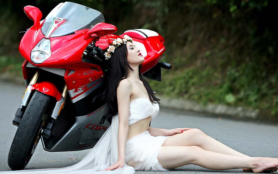 Beautiful girls and motorcycles in Ezhou