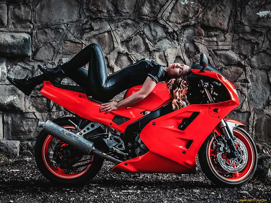 Beautiful girl Beautiful girls and motorcycles in Ezhou