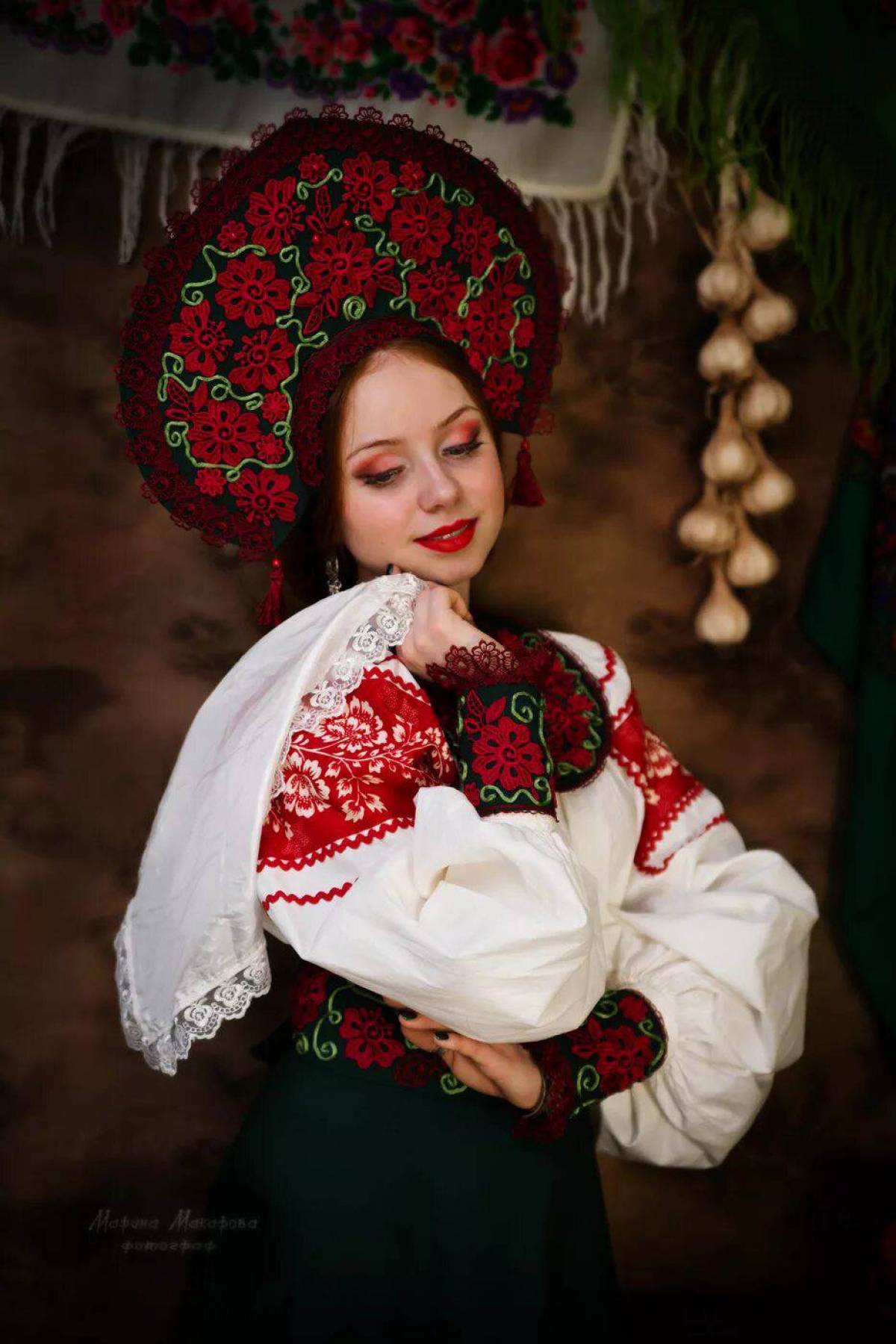Women in Slavic costumes underwear in Ezhou