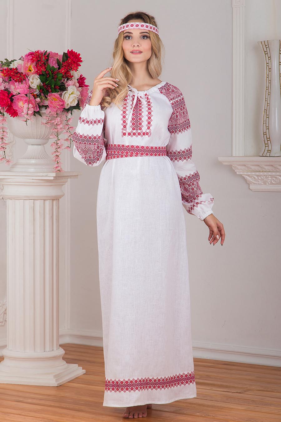 Women in Slavic costumes in Ezhou