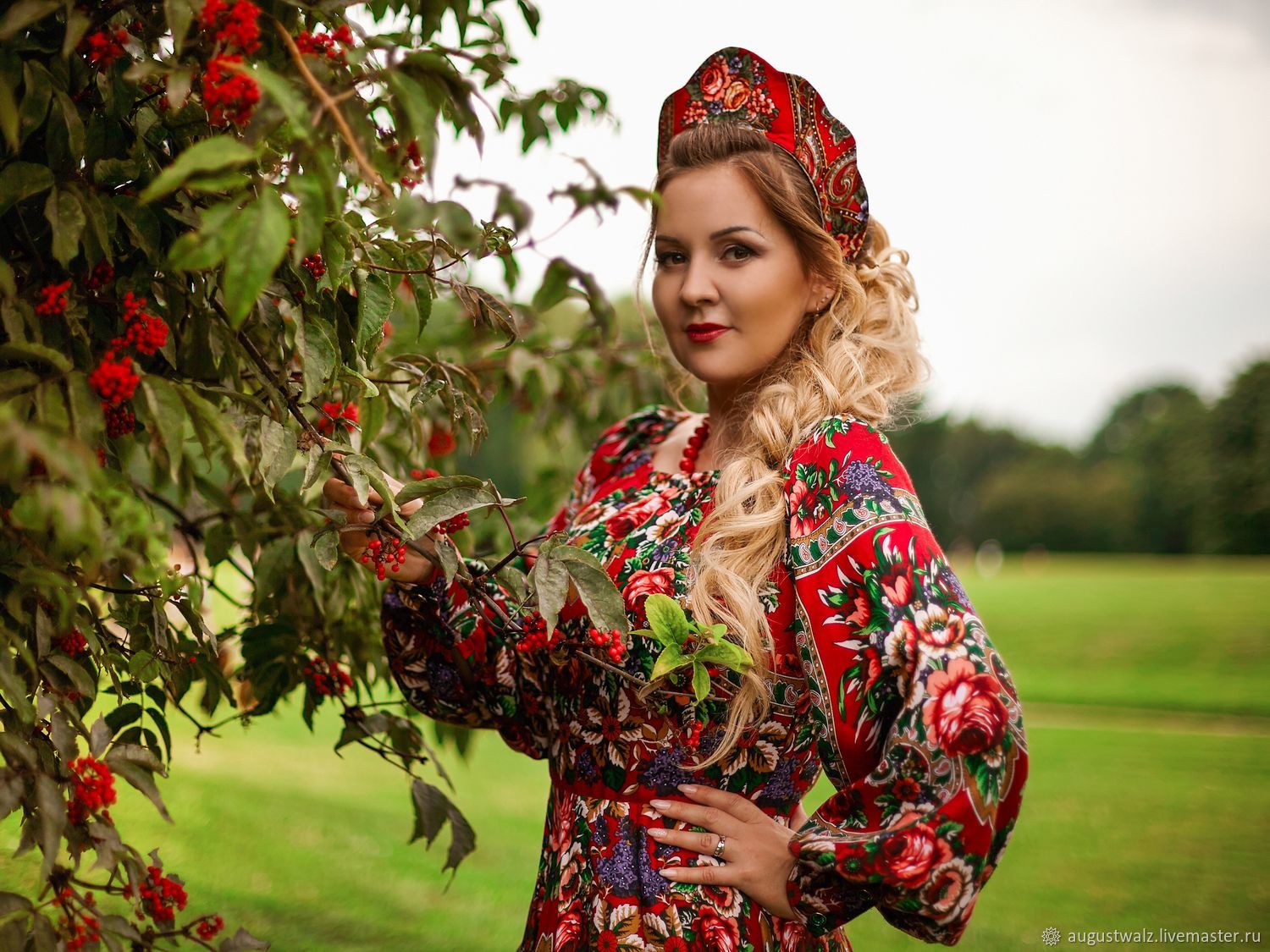 Women in Slavic costumes in Ezhou