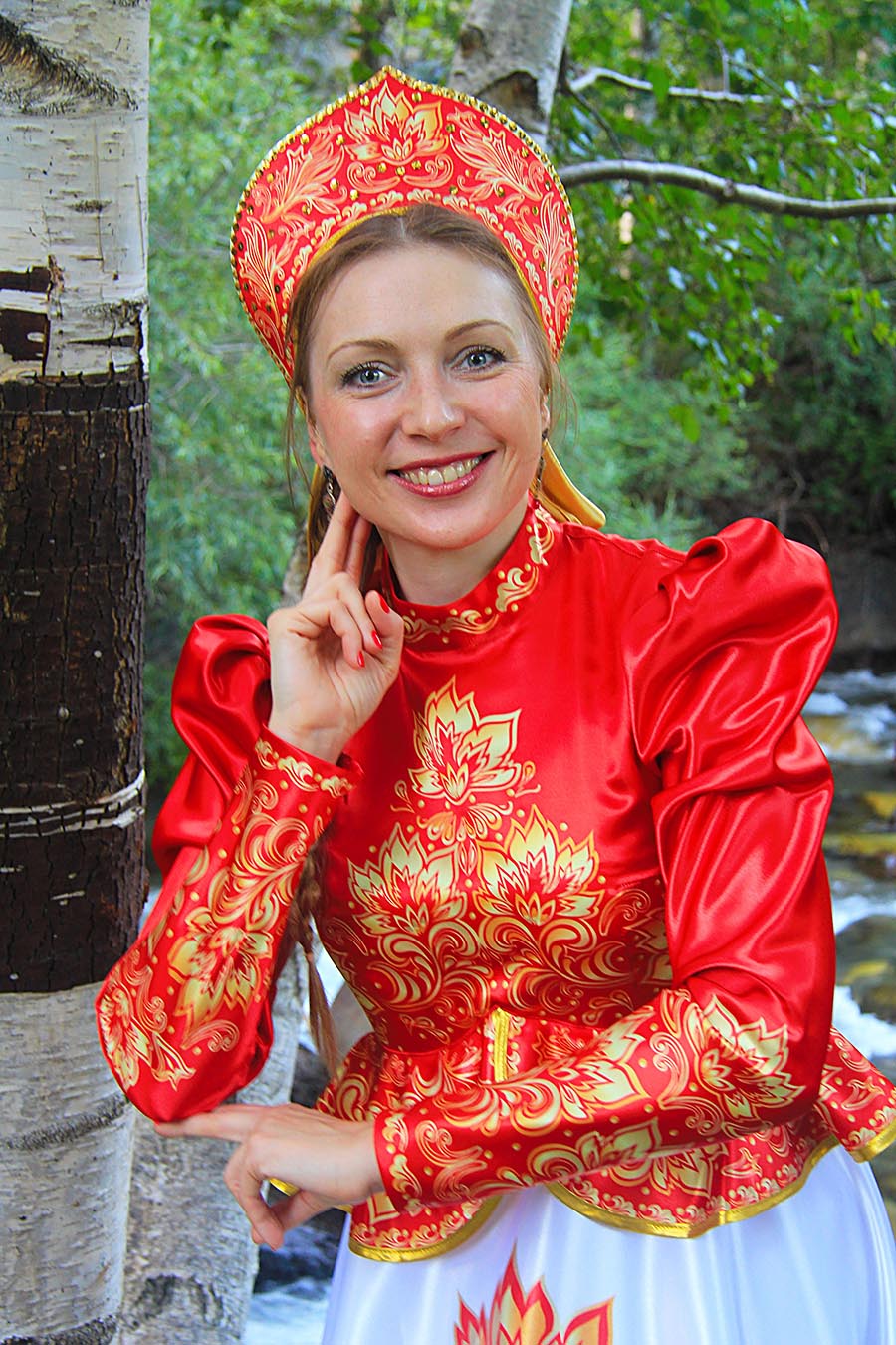 Women in Slavic costumes in Ezhou