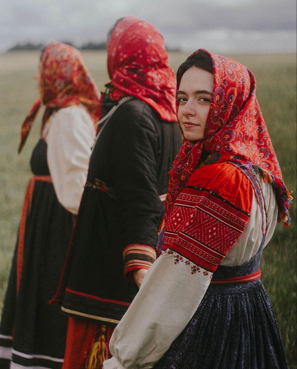 Women in Slavic costumes in Ezhou