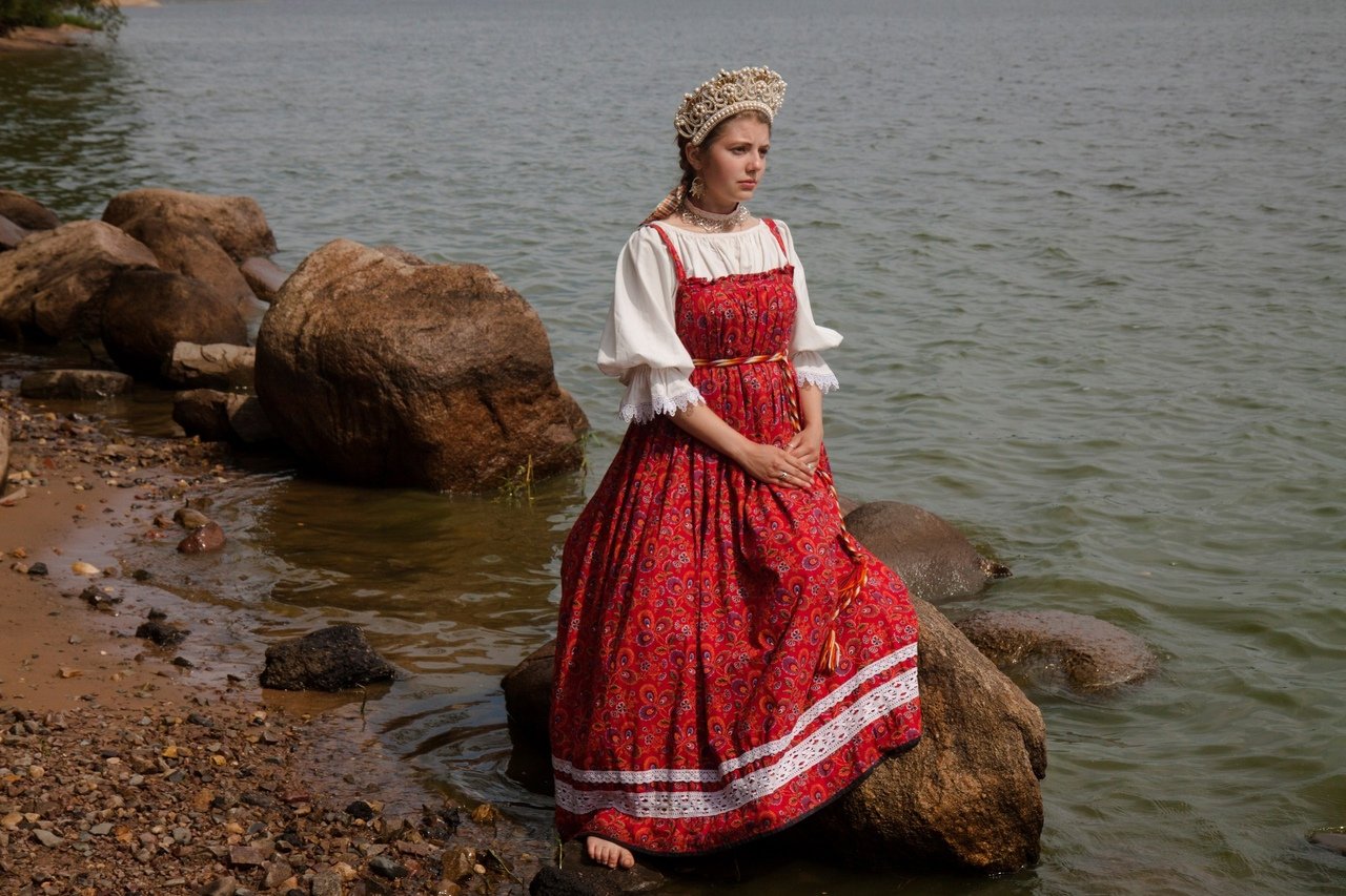 Women in Slavic costumes in Ezhou