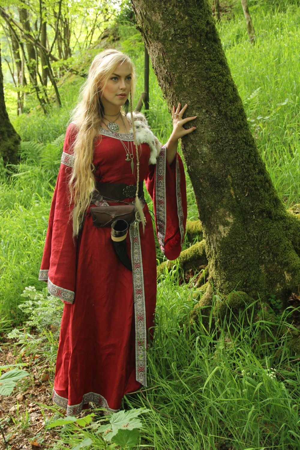 Women in Slavic costumes in Ezhou