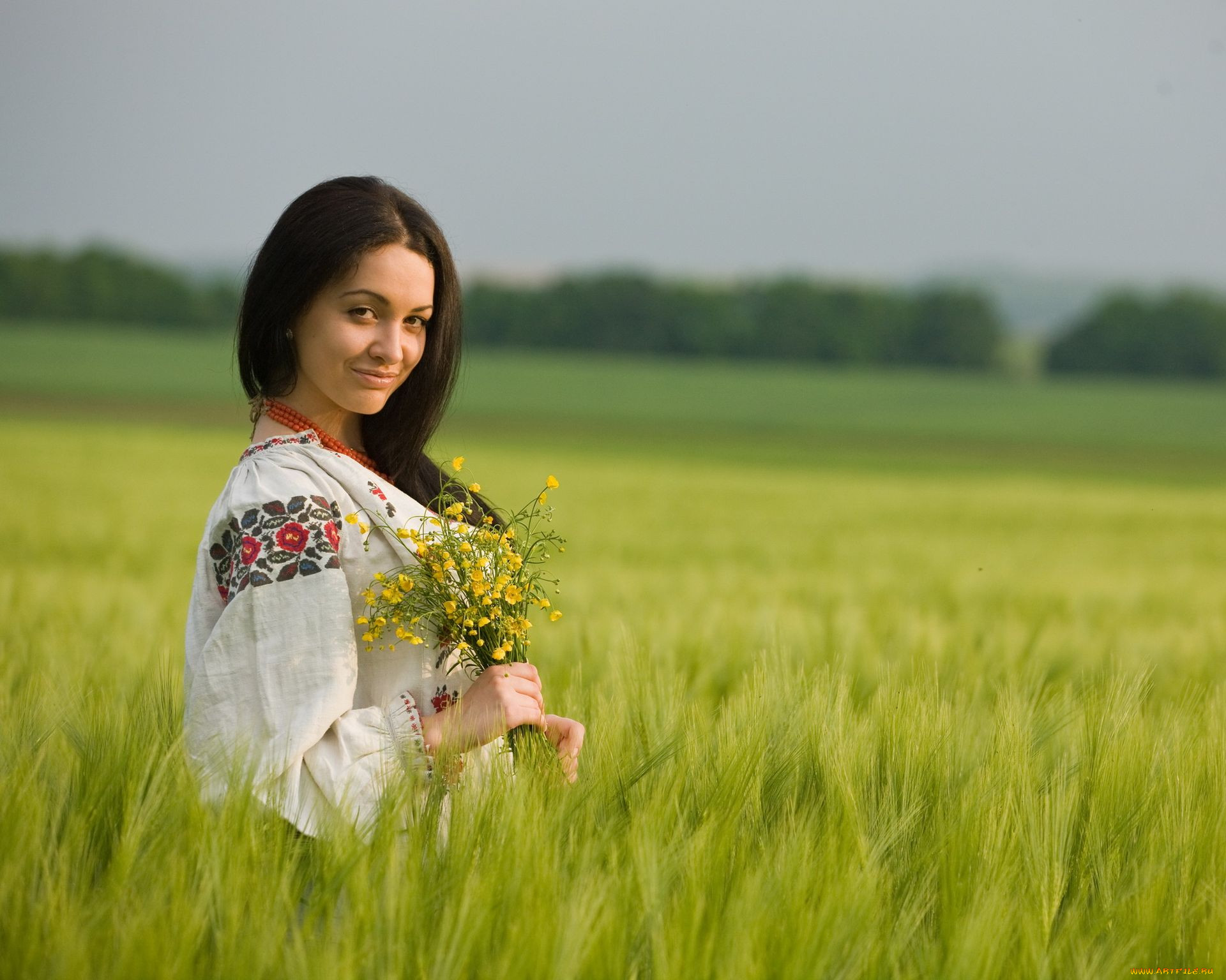 Women in Slavic costumes in Ezhou
