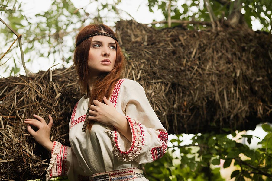 Women in Slavic costumes in Ezhou