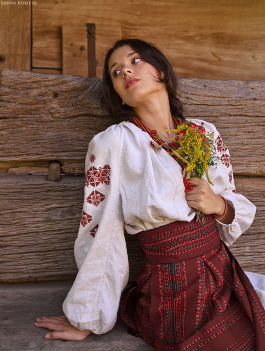 Girls in Slavic costumes in Ezhou