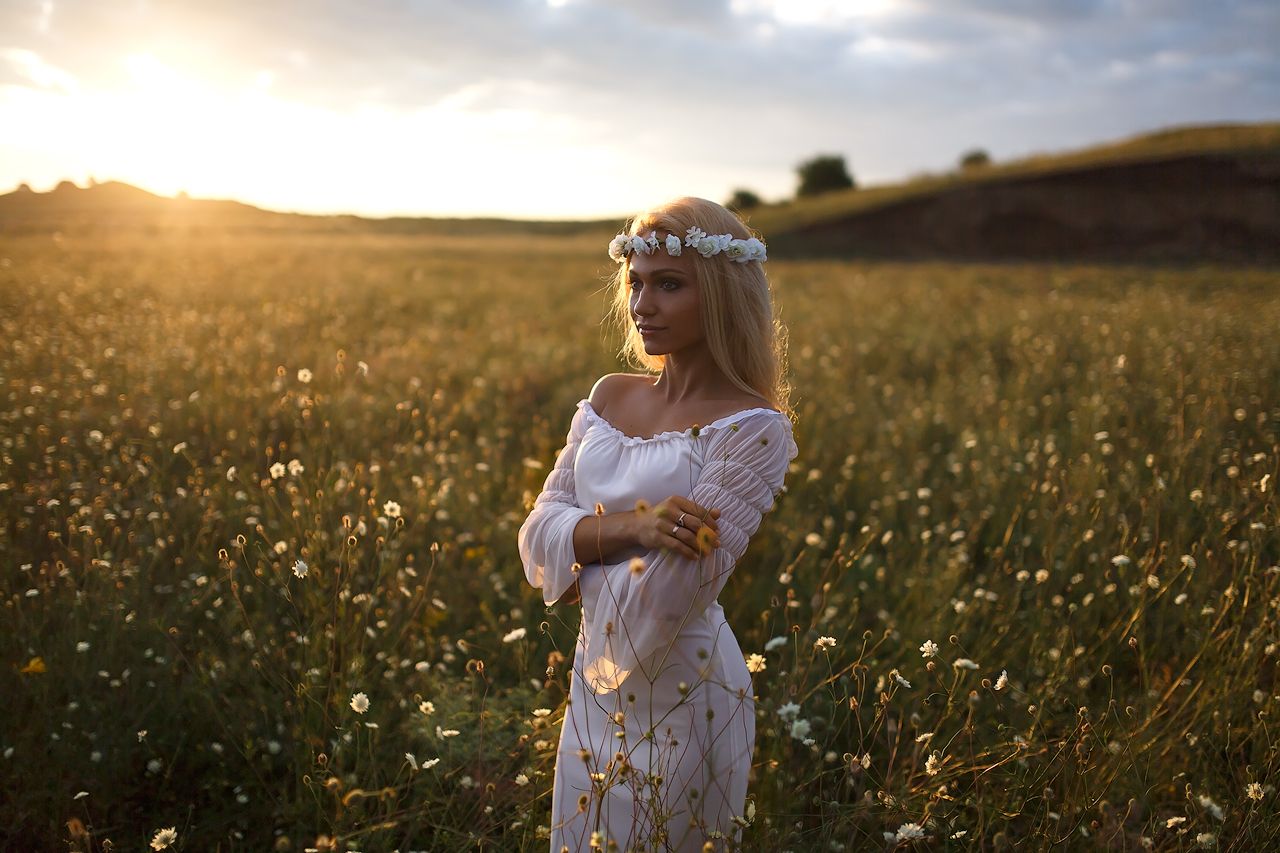 Girls in Slavic costumes in Ezhou