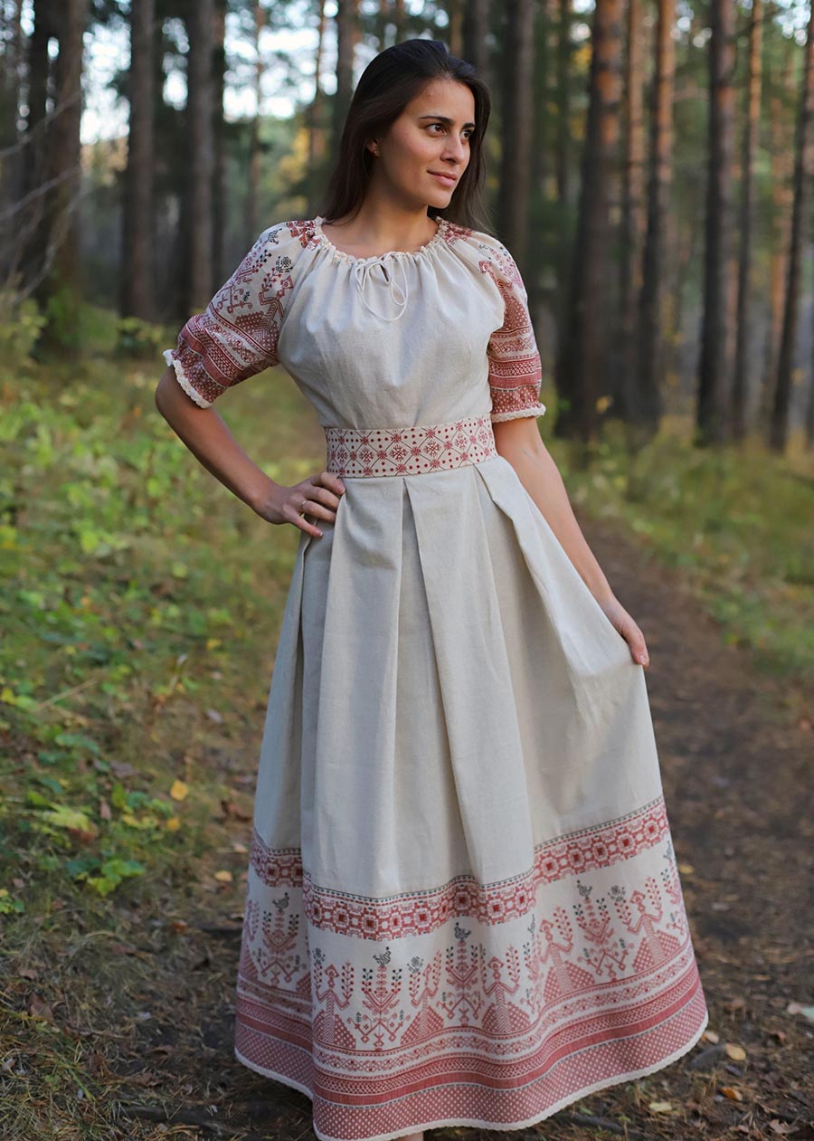 Girls in Slavic costumes in Ezhou