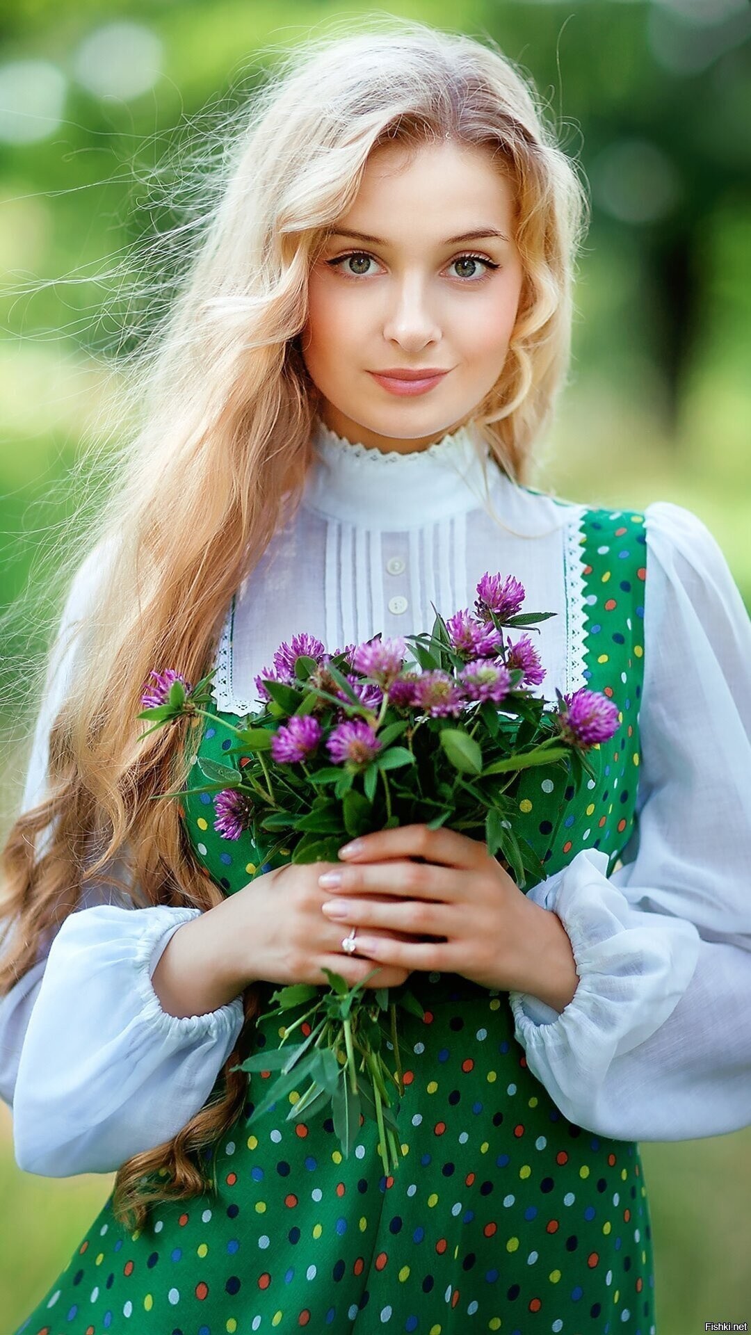 Girls in Slavic costumes in Ezhou