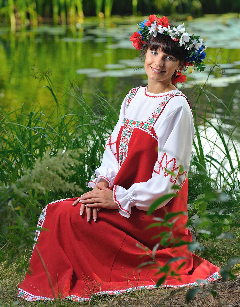 Beautiful girl Girls in Slavic costumes in Ezhou