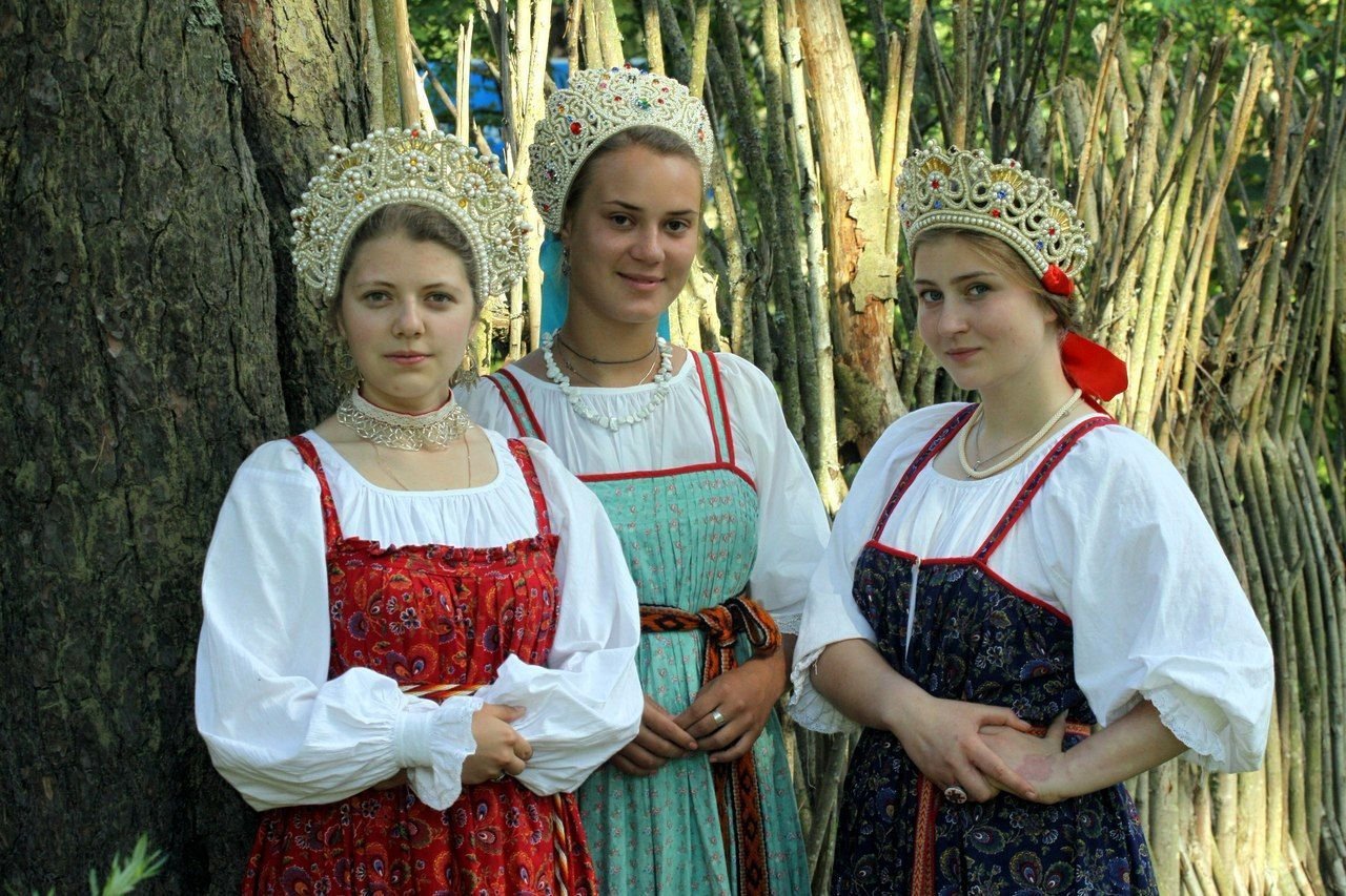 Sexy model Girls in Slavic costumes in Ezhou